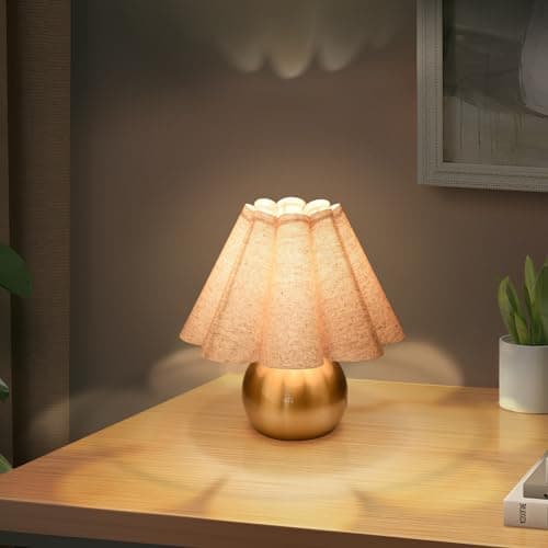 Cute Farmhouse Wood Grain Lamp, Vintage Style, Scalloped Shade — Gold